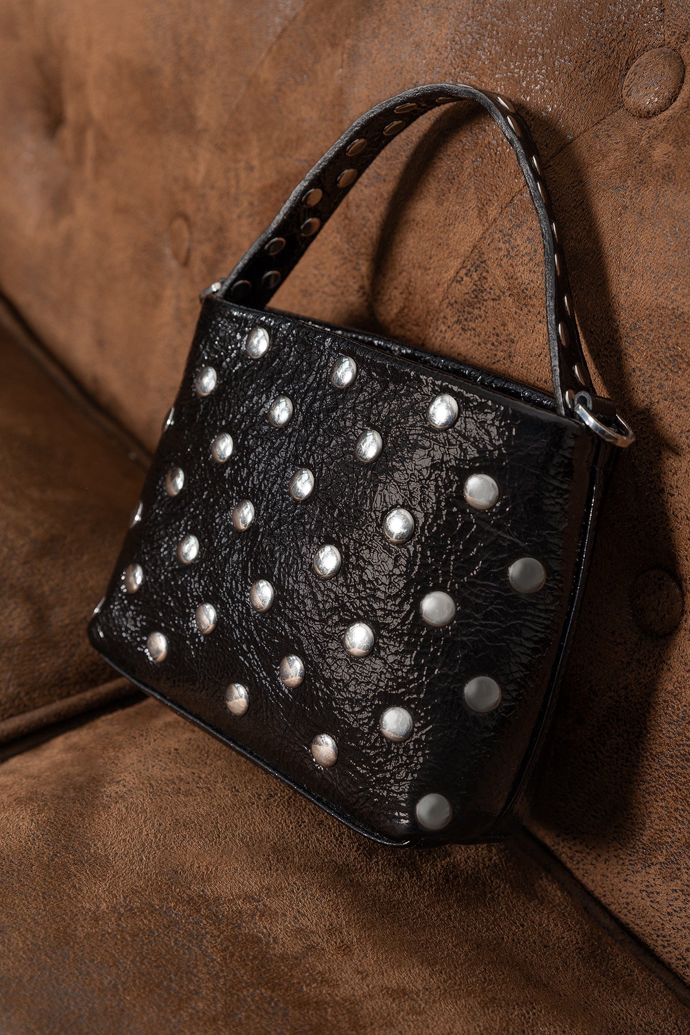 BOLSO PIEL CUBO TACHAS - Image 4