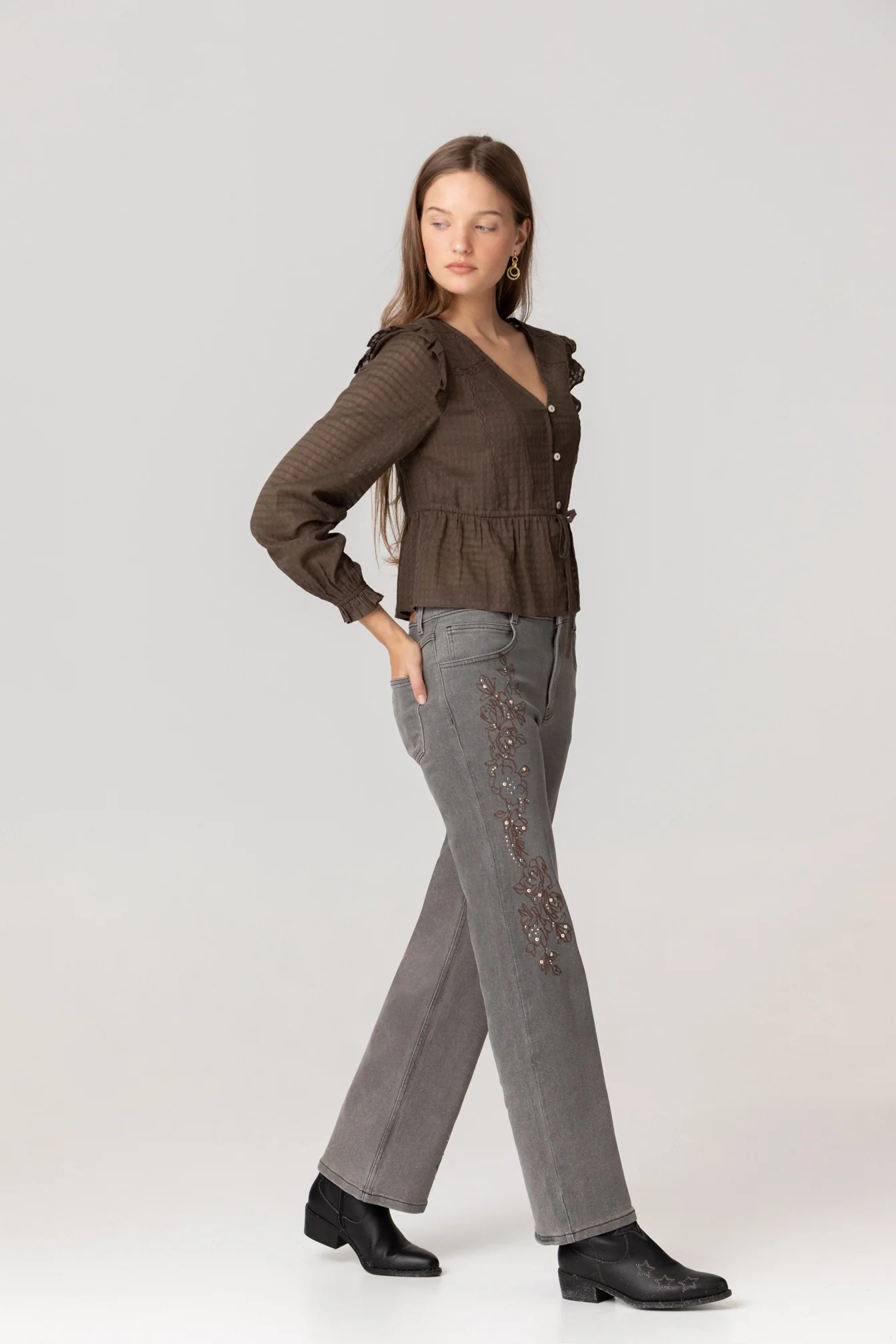 JEANS BORDADO FLORES TACHAS - Image 10