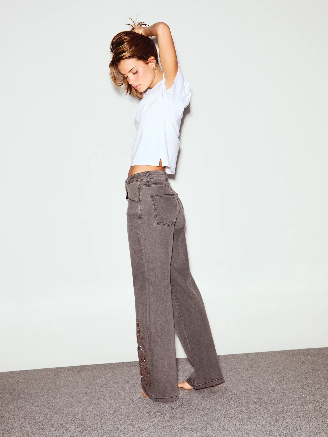 JEANS BORDADO FLORES TACHAS - Image 5