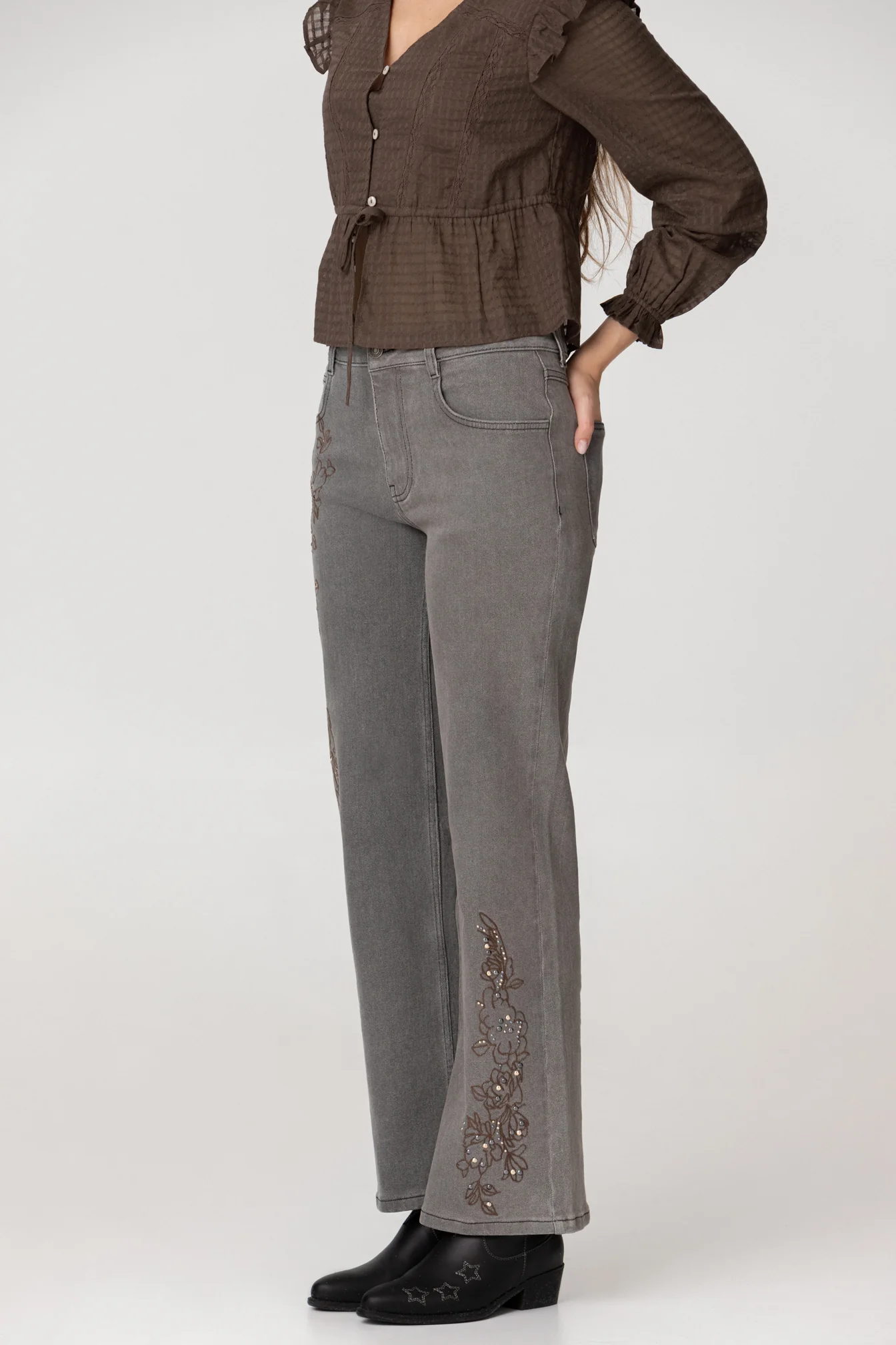 JEANS BORDADO FLORES TACHAS - Image 9