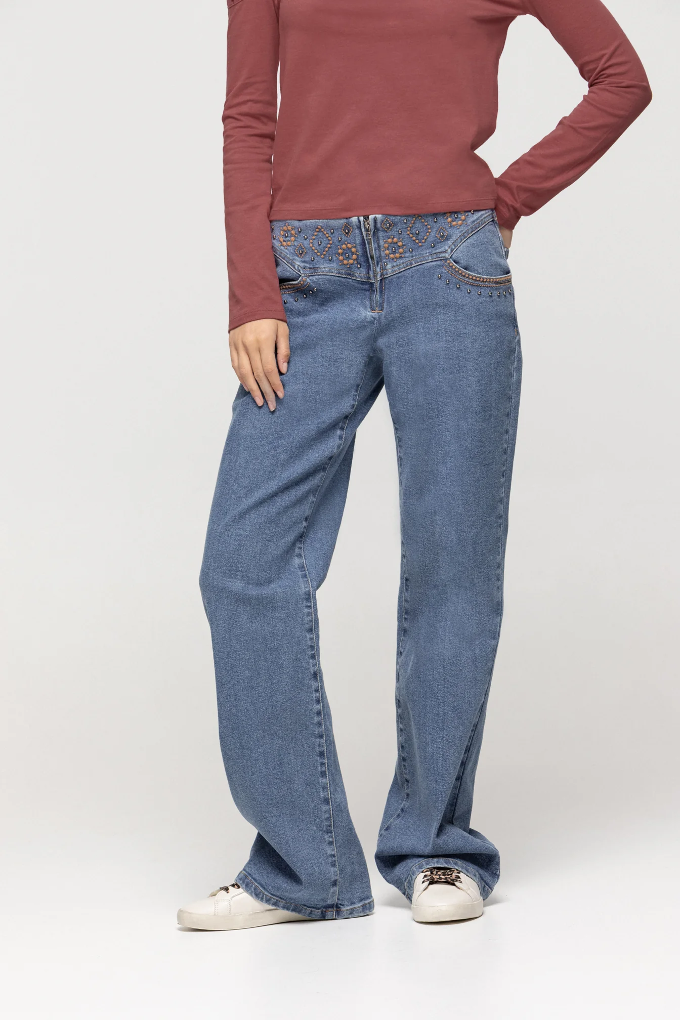 JEANS CANESU BORDADO TACHAS - Image 4