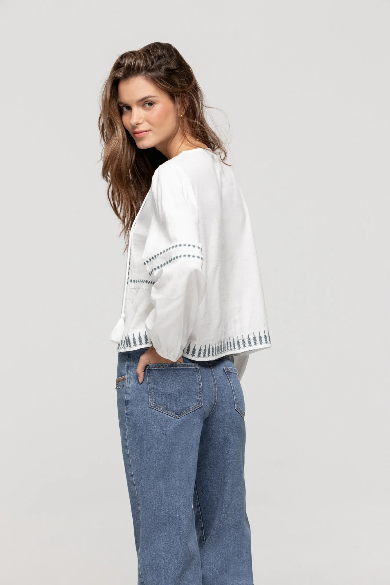 JEANS CANESU BORDADO TACHAS - Image 8