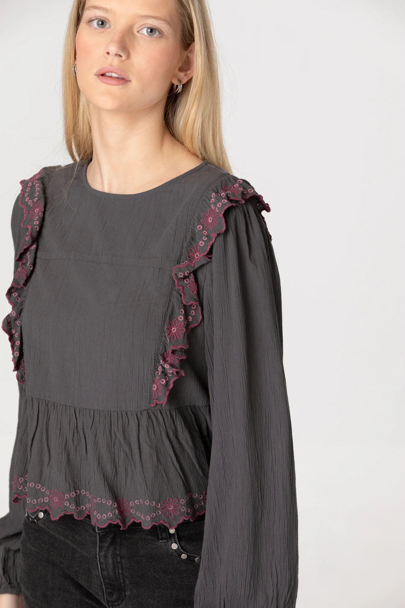 TOP VOLANTES BORDADO - Image 3